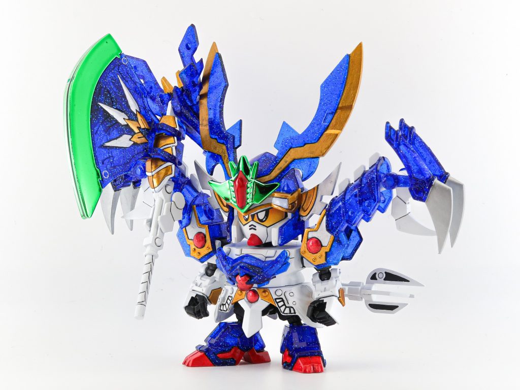 兜や肩の爪、槍の先端はプラ板延長でシャープにしています。