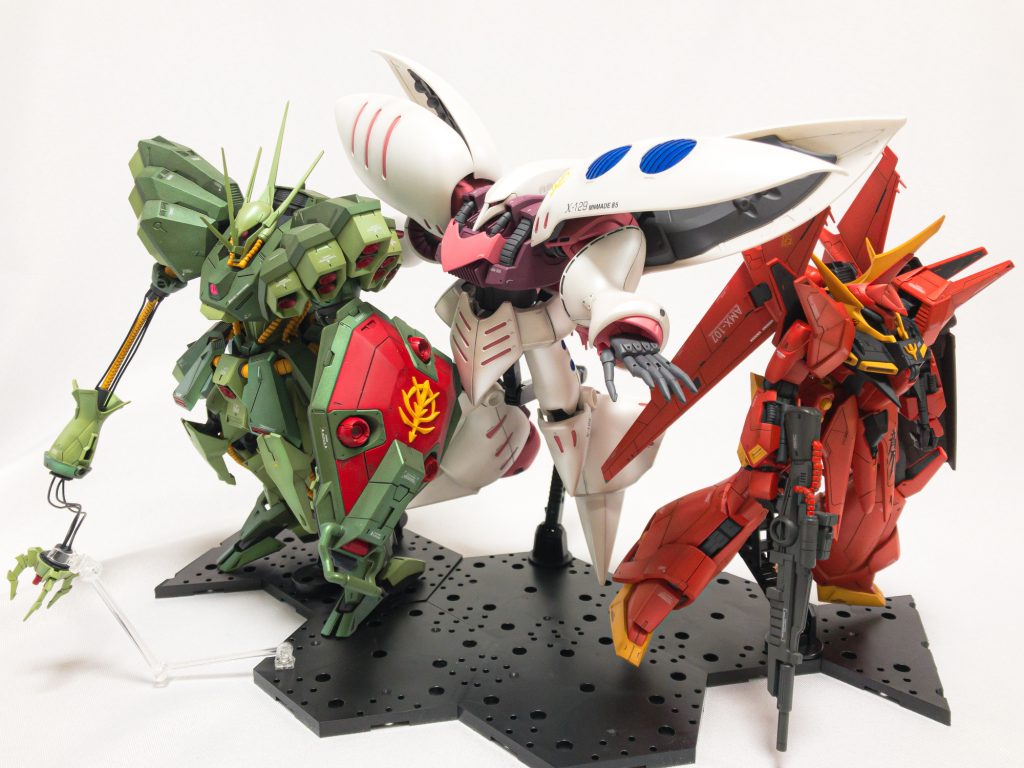 ハマーンネオジオンで記念撮影。Mk.Ⅱや量産型とかのバリエーションを抜かすと、ハマーン軍の1/100ってこれくらいなんですよね。もっといっぱい出て欲しい。