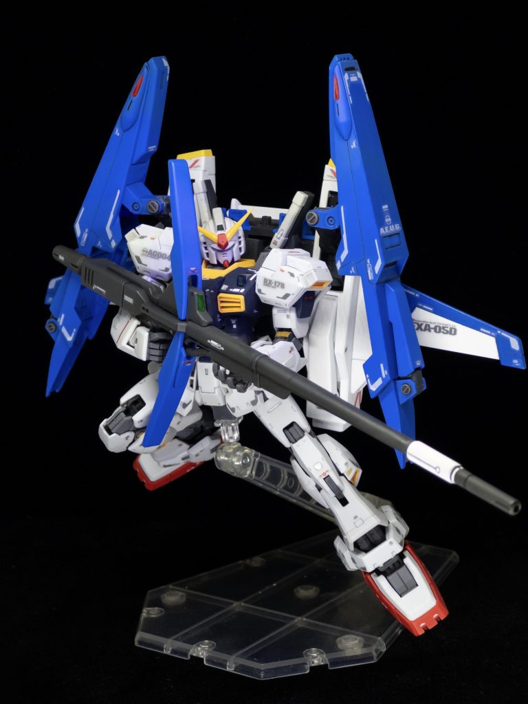 ロングライフルを構えて。グリップ部分を削って、RGの銃持ち手でホールドできるようにしてます。