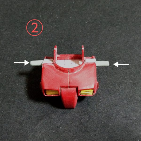 ガンキャノン胴体の胸部の加工です。①の画像で・紫色の矢印の様に積層プラ板から内部フレームを製作しました。・緑色の矢印で肩の可動関節を製作して青色の矢印のアルミ線で接続しました。・黄色の矢印で内部で一体化していたインテークを切り離して今回の内部フレームに取付けして後ハメ出来るように加工しました。②の画像で肩の取付け軸を2ミリ上げて加工。③の画像で首の取付け部を切除して一段下げました。そして見えなくなる所ですが内部フレームにそれっぽいモールドをスジ彫りしました。腕部加工編へ続く🙏&nbsp;（2枚目）