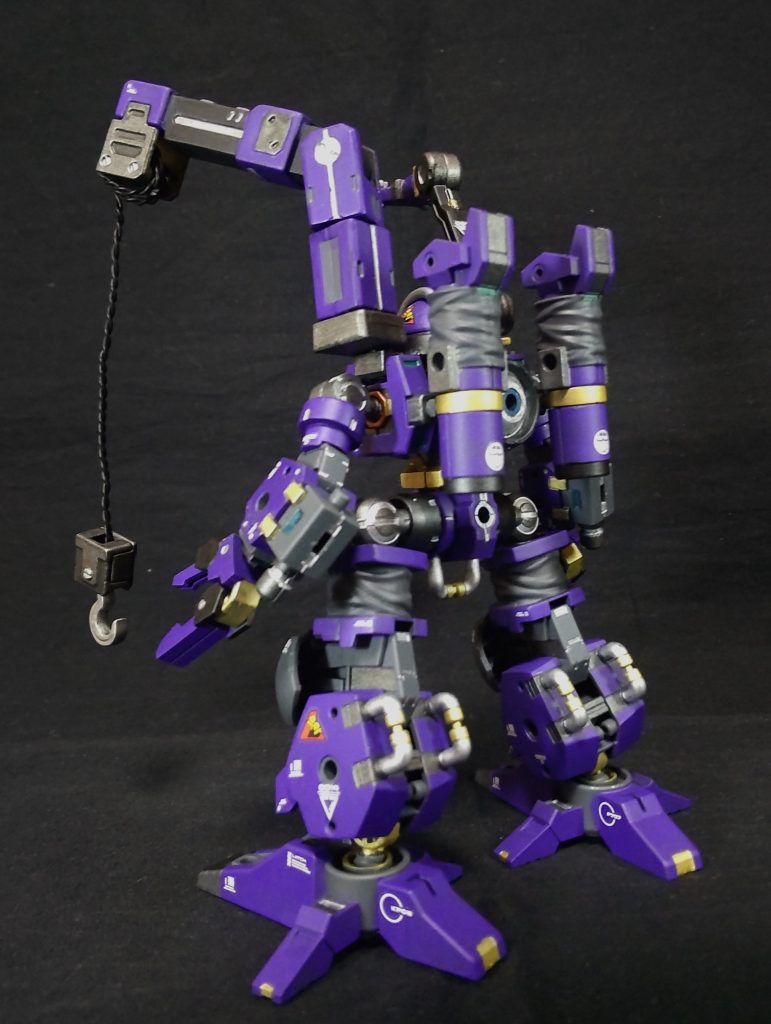 後ろはこんな感じクレーンと追加アームはメーカーオプションです😄。100均のクレーンとアームを着けて重機の雰囲気を上げています😁。