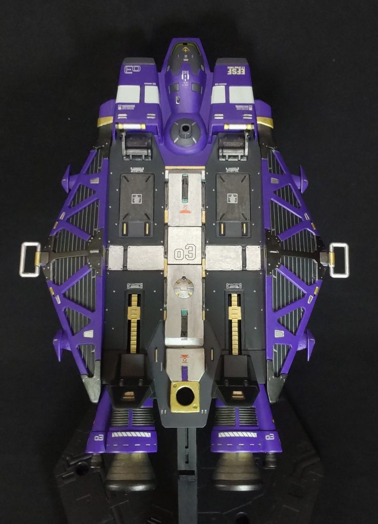 この89式ベースジャパーの異名はカラーリングも相まって『棺桶⚰️』です、下駄ではありません😄。ベースジャパーのデッキを表面処理している際、ディテールを十字の形に塗り分けてやるとベースジャパーの形もあって「これ、ドラクエの棺桶⚰️みたいになる⁉️」って思いました😄。「棺桶ならそれを引っ張るMSみたいなモノもいるな」ということでトロハチやオヤハチを作り、回収部隊としました😁。&nbsp;