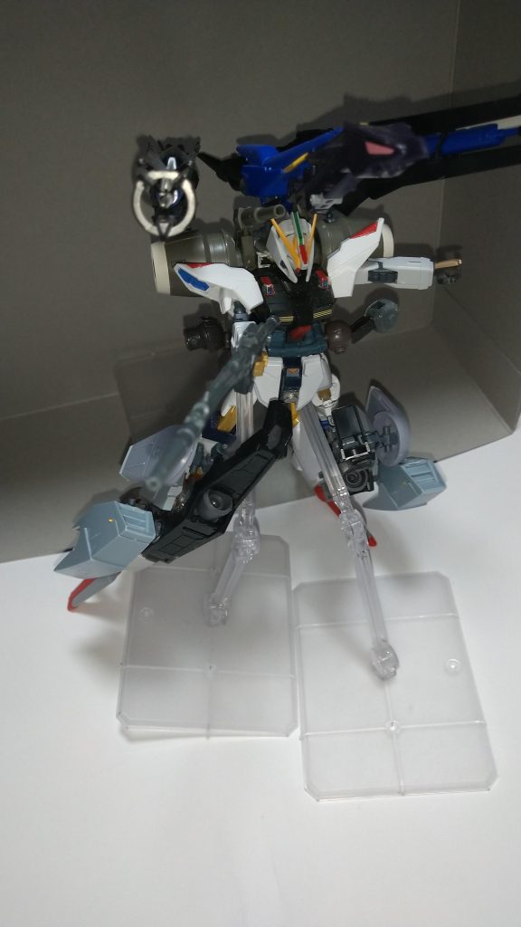 ガンダム・ゼファー＋アペックスユニットガンダムアナイアレイターの頭部及び脚部を専用の物に換装した状態をアペックスユニットになる。尚本機や換装ユニット含めて全て寄せ集めのパーツで組み上げられている。アナハイム社の幹部が設計に携わっているためツテによりアナハイム製のパーツや試作パーツが取り入れられている。　　　武装は試作ビームライフル、大型複合ビーム砲2門、中距離ビーム砲2門、脚部ブースターユニット兼ミサイルポッド×2、Iフィールド発生器×2、スラスター兼ビットユニット×2、試作電磁場発生ビット×2、大型試作バイザーユニットとなっている。