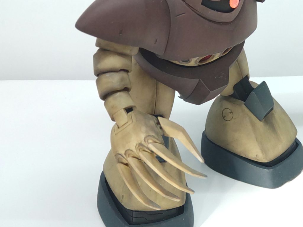 爪は、もっとツンツンにしたかったんですが、今の自分には無理でした。モノアイは、いつもと同じHアイズです。