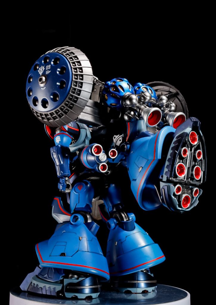 そしてなんとなくサンダーボルトのフルアーマーガンダムとはいぱーぎゃん子のキットを見てこれだ！フレキシブルアームで動くシールドを取り付ければいいんだ！と思い付きました。あと、ビットも取り付け…でもどうやって？背中にはあのゴツい足が付いてるし…出来たらスマートに脱着出来るようにしたいなぁ…