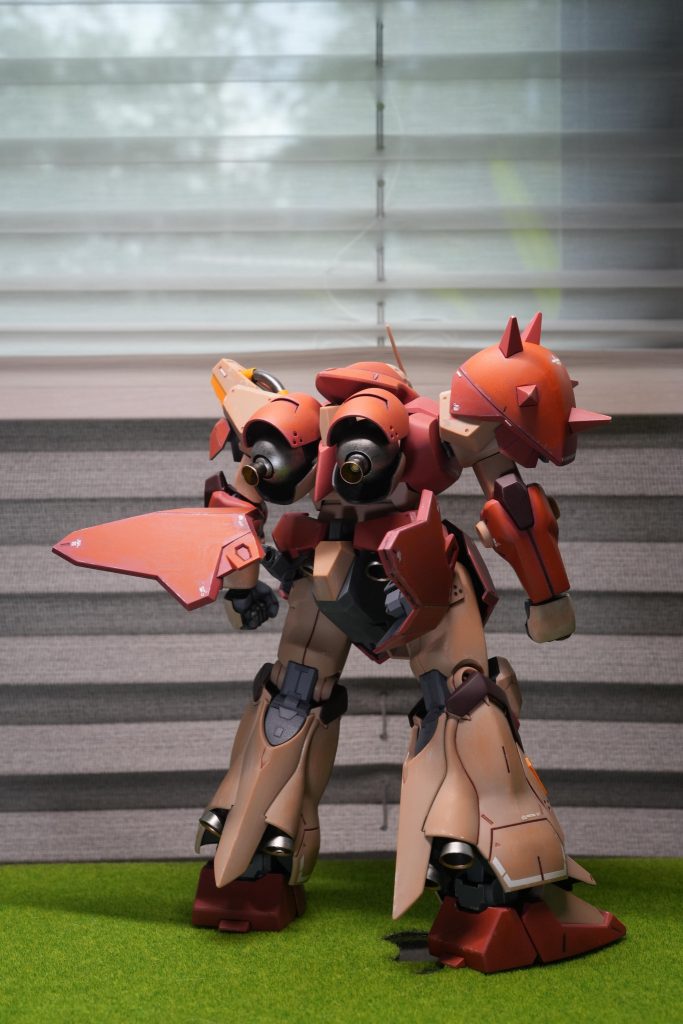 The kit is partly painted utilising original mould colours(成型色仕上げ).&nbsp;AK weathering pencils, and various pigment palettes(Tamiya Weathering Master Set G and H) are used on light-brown and red parts to give the colour gradient looks and highlights.&nbsp;Some parts(including vernier thrusters, weapons and fists etc.) are hand-painted.&nbsp;