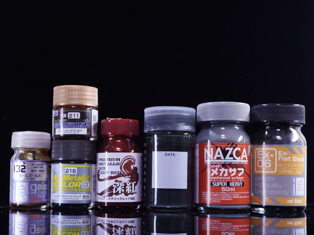 【今回の主な使用塗料】基本色のダークなカーキグリーンの調色がちょい手間でした笑あとプレミアムメタリックレッド深紅を各所に使いましたがこれがめちゃめちゃ自分好みの発色してくれる❗️参考までに下地は白サフで塗ってます😌