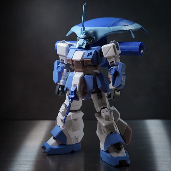 ホビーハイザックが入手できたので昔から好きなアイザックに育てる。HGUCアイザックのバックパックを高さを慎重に決めてボディ側に取付け穴を開けて、モノアイスリットは細く鋭く加工、ふんどしアンテナはベタ付けじゃなく彫り込んでから。EWACネロ的なアプローチでヒザと肩のアーマーと武器を無くして近接戦闘を想定してない偵察MSとして仕上げたいけど、肩アーマー無いとバランス良くないなあ。山越えの子機でも作って乗せようか。それとも普通にアイザック肩にするか。長時間残業で任務遂行していて欲しいのでプロペラントタンク増量は必須。どれをどう付けようか。レドーム好き。プロペラントタンク好き。やや人型を外したMS好き。藤岡建機のライン好き。ザク好き。（2枚目）