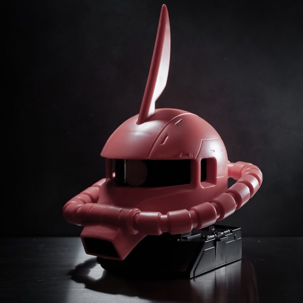 たぶん1/35スケールくらいかな。よくあるガチャEXCEED MODELよりだいぶ大きい。昔あったU.C.HARD GRAPHのランバ・ラルプラモにほぼ近いサイズだと思う。量産型ザクとして塗って飾ろう。（2枚目）