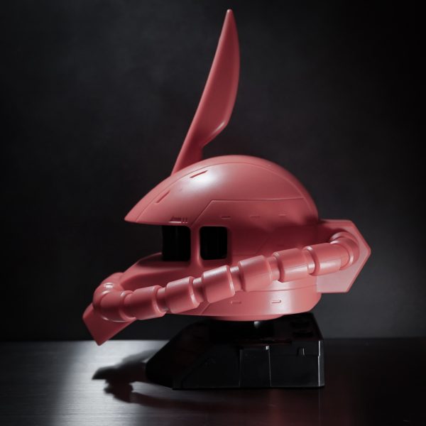 たぶん1/35スケールくらいかな。よくあるガチャEXCEED MODELよりだいぶ大きい。昔あったU.C.HARD GRAPHのランバ・ラルプラモにほぼ近いサイズだと思う。量産型ザクとして塗って飾ろう。（3枚目）