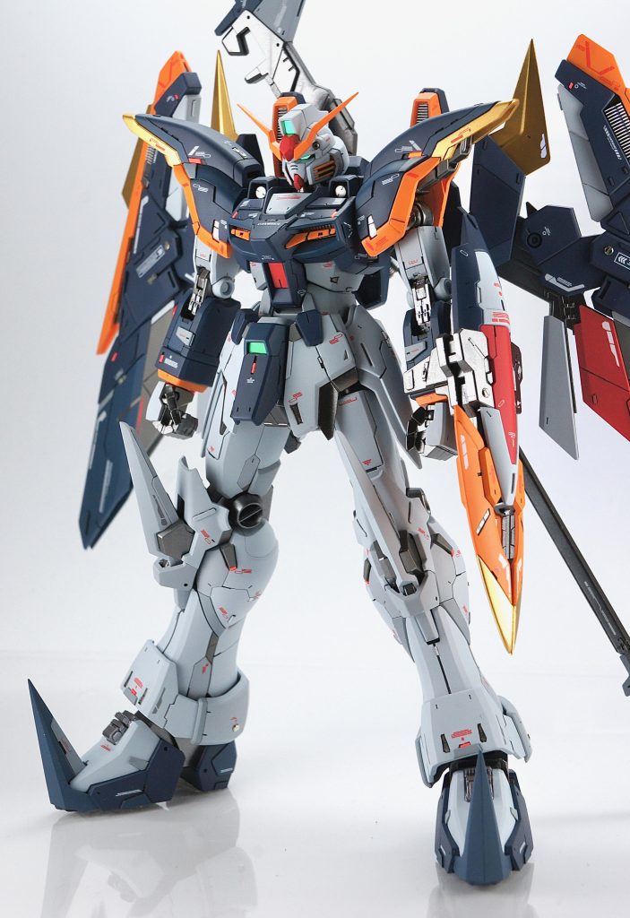 上半身が上下に詰まっている印象だったので、腰回りを2mm延長、肩アーマーの取り付け位置を1.5mm上にオフセット。好みのバランス&怒り肩になったかと思います。