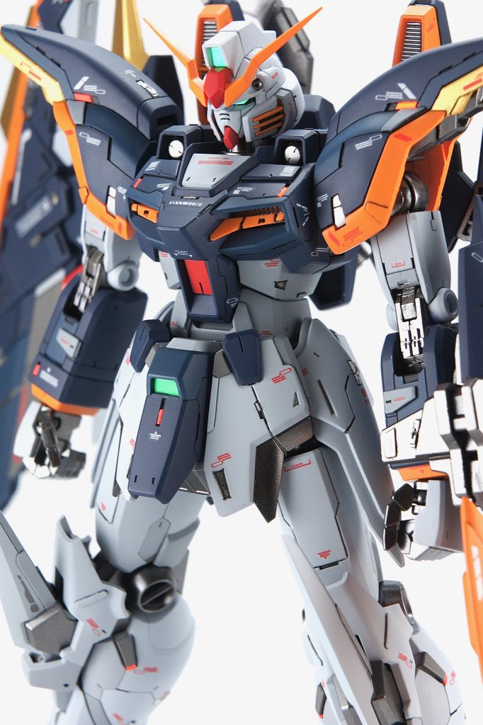 ver.kaやRGでよく見る、装甲が抜けていてフレームが露出しているディテールを、あちこちに彫ってみました。