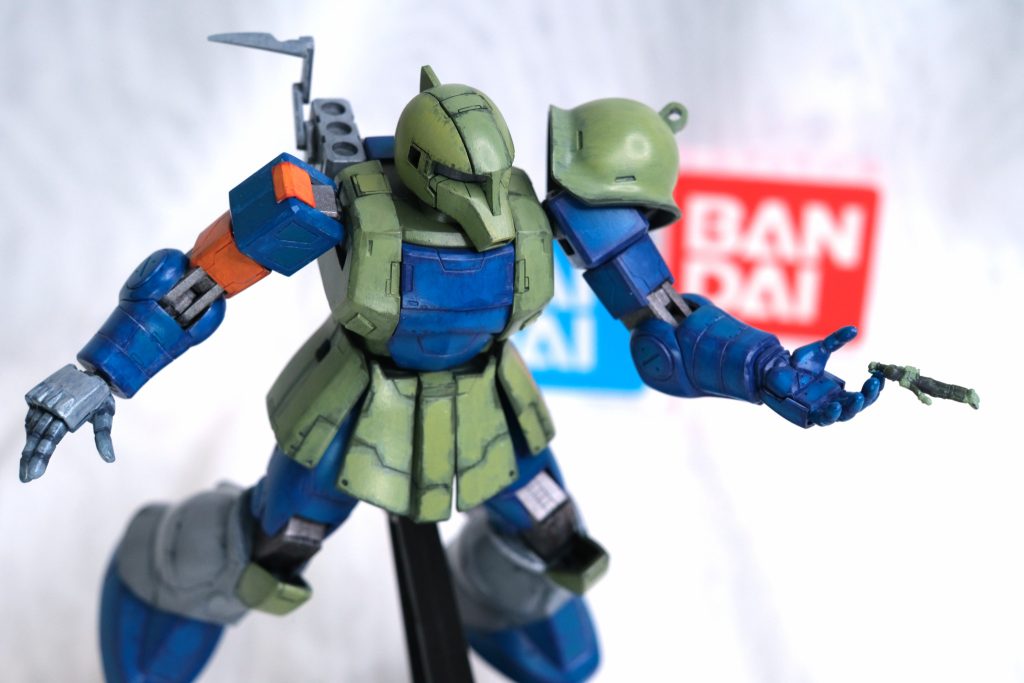 今度の制作は、少しだけスジボリ追加とプラ板改造を行いました、塗装は、いつも通りサフを吹いた後に筆塗りしました。筆塗りの作法は、youtubeの「ガンプラLabヘタレモデラー製作記」さんのZZガンダム塗装動画を参考にさせていただきました。何度も同じ色を薄く塗りました、良い効果か出来ると思います、今度は筆塗りの魅力強く感じました。「ガンプラLabヘタレモデラー製作記」さん、素晴らしい動画をありがとうございます！(zaku-kao5)