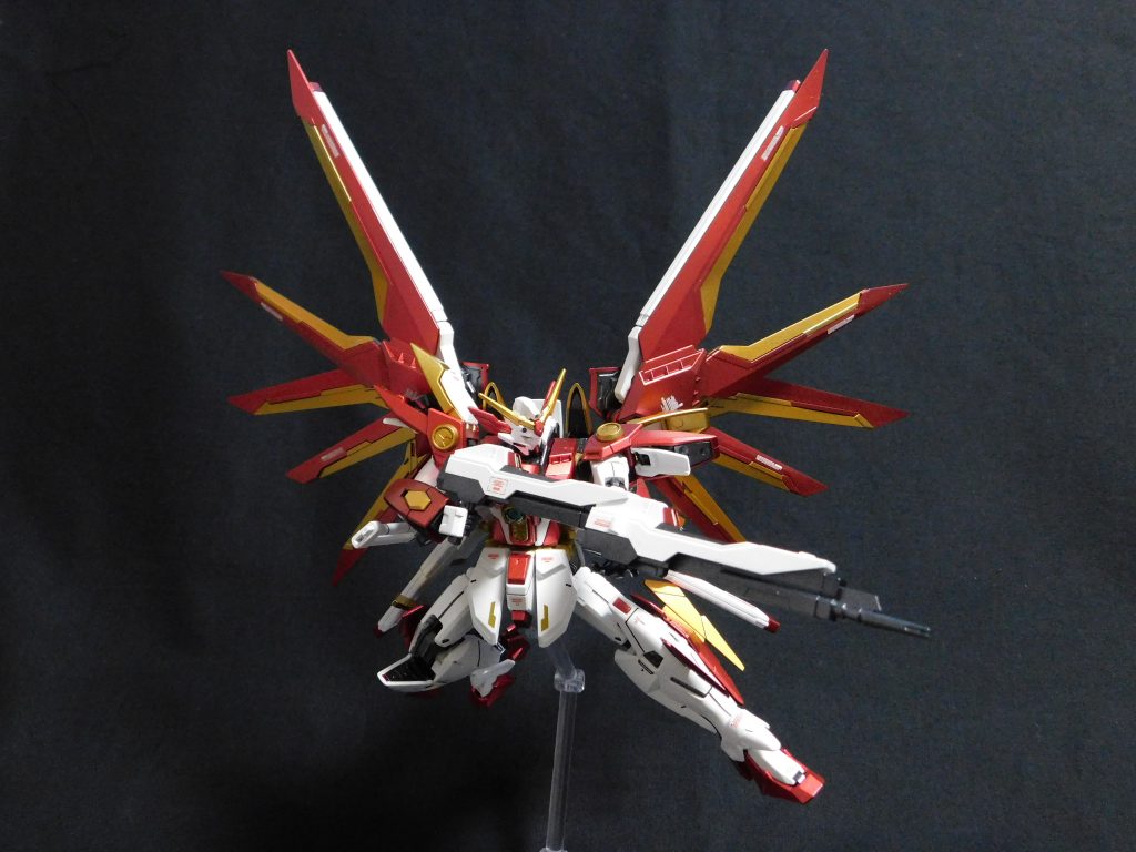 本機は、ストライクフリーダム、ライジングフリーダムとミキシングされているため、原作と異なり直列連結式ツインバスターライフル「ヴィデーレ」を装備しているため、このような運用も可能です。ちなみにストフリのビームライフル2丁を流用していますが、両方ともバレル伸縮式のものを使っているため、ストフリ×2機分を使った贅沢仕様です。