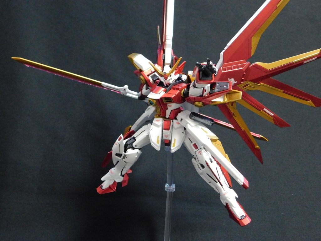 巨大な連結式対艦刀「フェニックステイル」これは完全な趣味ですね。ゲーム内でも好んで使用していました。見てのとおりソードインパルスのエクスカリバーを流用していますが、最新のHGCEの方ではサイズが大き過ぎて色々不都合でしたので、敢えて一回り小さい旧キットの方を使用しています。