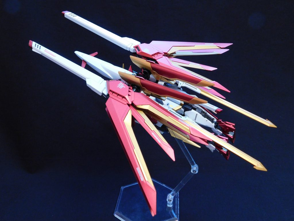 高速移動用の「ファイターモード」薄く直線的なシルエットがお気に入りです。変形方法はライジングフリーダムに準拠していますが、砲身を展開することでウイングゼロのMA形態をオマージュしています。この状態でも全ての射撃武器を使用することができるため、戦闘機としての運用も可能です。