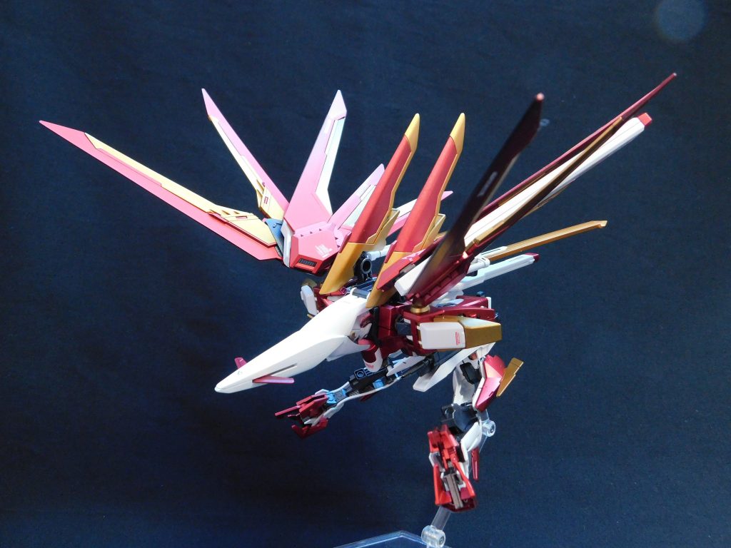 打って変わって翼を広げ襲い掛かる猛禽類をイメージした「ラプターモード」正直これがやりたかった。飛行能力を持たせた小型ハシュマルのような感じ。作品では再現できませんでしたが、このモードでは尾部に接続された2本の対艦刀がガリアンソードのような蛇腹状態になり、ハシュマルのテイルブレードのように動きます(妄想)。脚部は、鳥足と鉤爪を表現するためガンダムエルオーブースターのものを流用しました。イメージどおりの仕上がりで大満足。