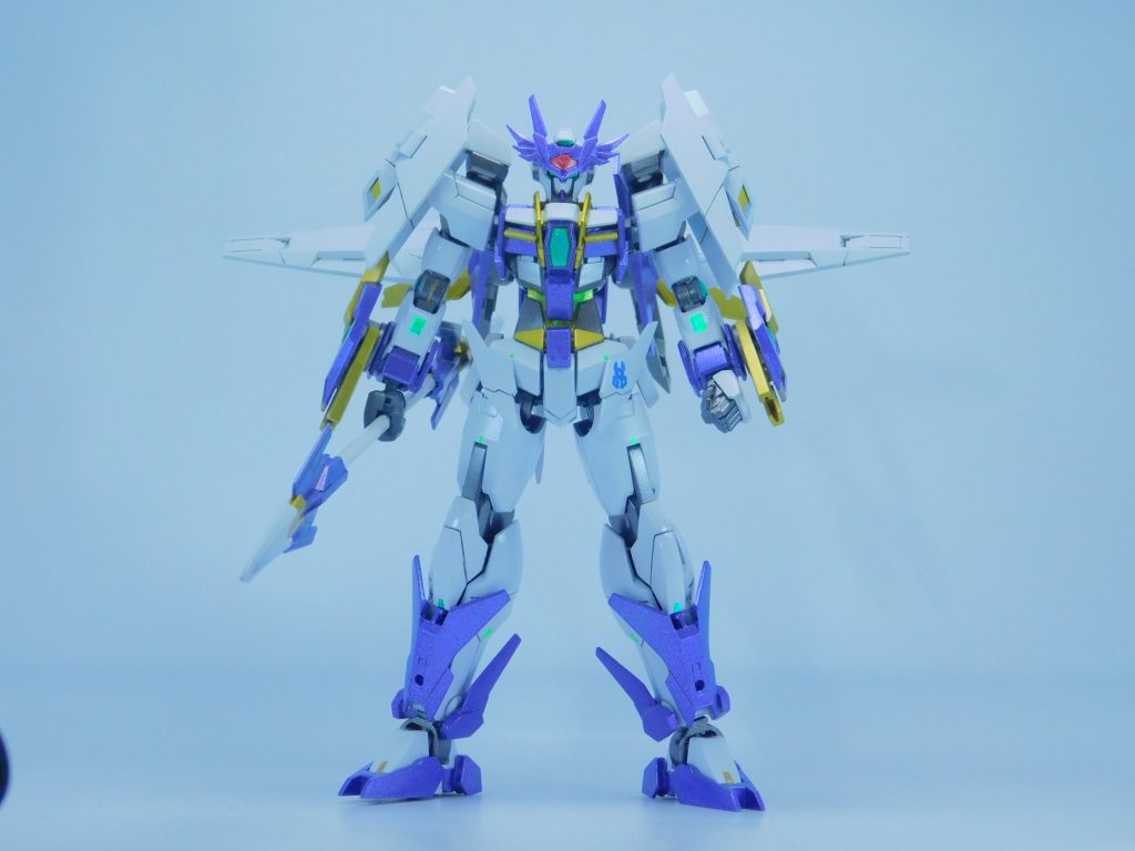 【フロントビュー】手に持っているのはソードビットを連結した「ソードビットランサー」