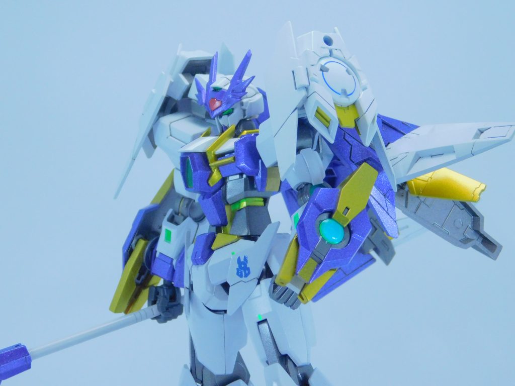 上半身アップ。肩のGNコンデンサーは蛍光エナメルで墨入れしているので微妙に光ります。