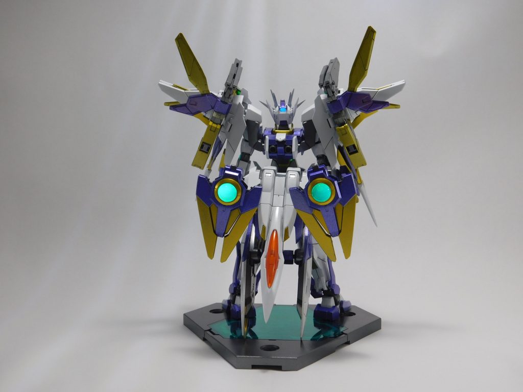 【リアビュー】だいぶごちゃついており、立たせるのにも一苦労(笑)エースユニットのスラスターも展開できますが、今回は機体を支えてもらいました(-_-;)