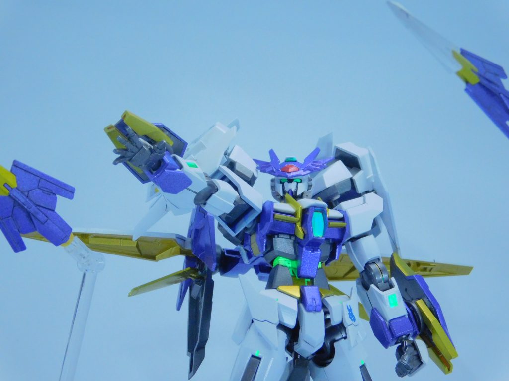 ex-ep01:継承される“エース”の魂「今のままじゃ、チャンピオンには届かない……」リクは悩んでいた。ダブルオースカイメビウスで一つの到達点に至った自負はある。だが、GBNの頂(いただき)に立つクジョウ・キョウヤ、そして数多の強敵たちと渡り合うには、まだ「何か」が足りない。模索するリクの脳裏に、二つの影が浮かぶ。 インパルスガンダムの「シルエットシステム」。そして、クガ・ヒロトの考案した「プラネットシステム」。 状況に応じて姿を変え、最適解を叩き出すその戦い方は、オールマイティを目指してきた今の自分に欠けていた視点だった。「僕の原点……ダブルオーダイバー、そして、エース」かつて近接戦闘に特化し、自分と共に駆け抜けたあの感覚を、今の技術で再定義できないか。 気づいた時には、ニッパーとヤスリを握る手が止まらなくなっていた。————————————————時は来た。 多チーム合同ミッション。ビームの豪雨が降り注ぐ絶望的な戦場を、一筋の閃光が切り裂く。「行くよ!ダブルオースカイ“エース”!!」かつての愛機から継いだその名は、チームの切り込み隊長――“エース”を担う決意の証。 最新のアークブレイサーと、再設計されたソードビットが空を舞う。「ソードビットランサー、バーチカル・スラッシュ!!」重力さえ置き去りにするような加速。リクの思考に機敏に反応する挙動。 「いける……これなら戦える!」「トランザム……ライトニング・サーキュラー!!!」円環の軌跡を描く青い粒子が、周囲の敵機を次々と呑み込んでいく。 爆炎の中、リクは確かな手応えを感じていた。 この“エース”から、僕の新しいダイブが始まるんだ――。 次回、【創造力を解き放て】お楽しみに!