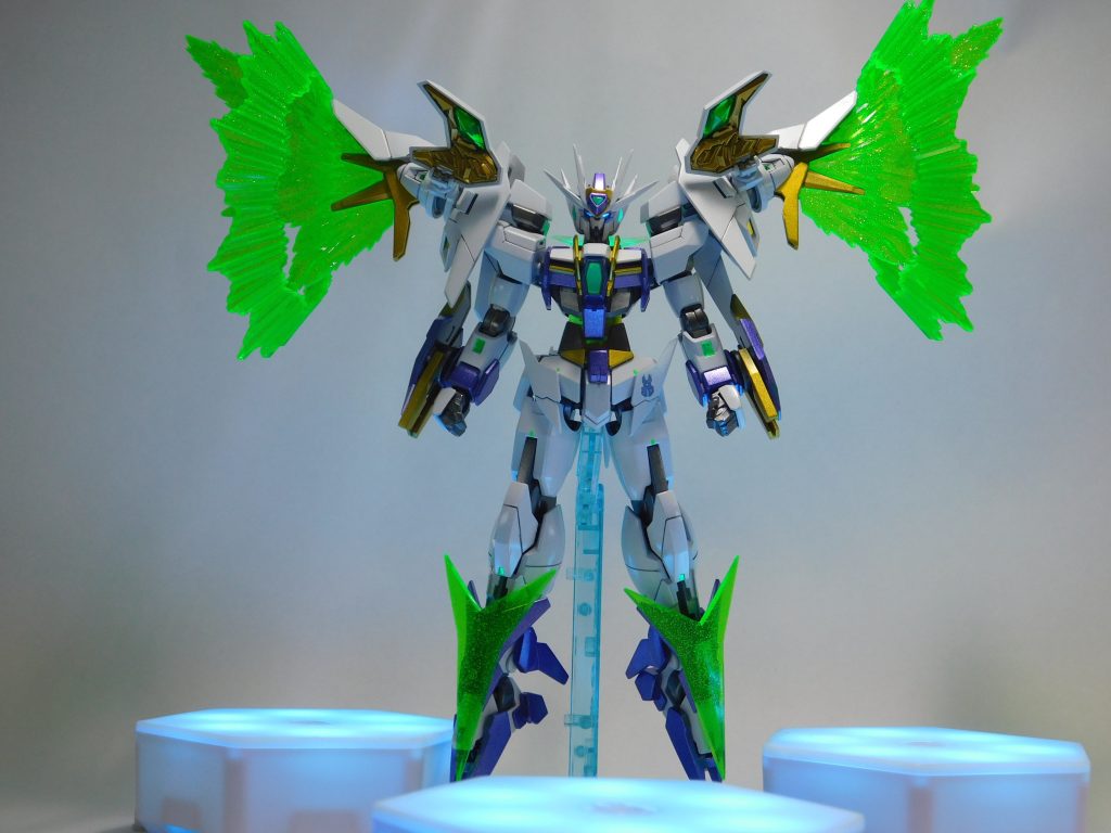 【インフィニティ・フェニックス】モリモリ武装とサーライザーを外し、動きやすさに全振りした状態。この状態での出力は胸のインフィニティ・コアと肩のフェニックス・ジェネレータにより、メビウスブレイブ時の3倍以上。