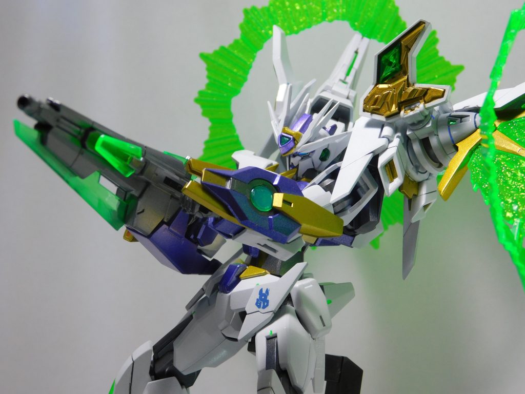 【GNソードⅡブラスター】メビウスブレイブに携行していた装備ももちろん使用可能。光の翼展開時の超機動を活かし、敵を狙い撃つ。