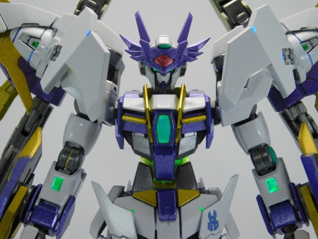 ex-ep04：勇者の輝き「くっ……なんて重圧（プレッシャー）だ……！」目の前に立ちふさがるのは、チャンピオンとも渡り合える歴戦の猛者。 エースのスピードも、アークのイマジネーションもねじ伏せられ、リクの愛機は猛攻を防ぐだけで精一杯だった。だが、リクの隣には、同じ空を見るサラがいる。 「リク、大丈夫。みんなが……私だってついてる！」かつては守られる存在だったサラ。しかし、彼女もまたリクと共に成長していた。 その力強い言葉に、リクはこみ上げる感情を爆発させる。「ありがとう、サラ……。みんなの想い、全部ぶつけるよ！ 換装、メビウスブレイブ！」かつての最高傑作、ダブルオースカイメビウス。 リクは自らの戦いを見つめ直し、多すぎた武装を取捨選択し、今の自分に合わせて再構築した。細部までこだわり抜いた調整の結果、機体スペックは通常時の3割増へと跳ね上がっている。がむしゃらに駆け抜けた日々。GBNが大好きな気持ち。チームワーク。想像力。 培ってきた「経験」と、サラとの「絆」。 今こそ、そのすべてを勇気（ブレイブ）に変える時。「相手は強い。でも、勝てない相手じゃない！！」リクの決意に呼応し、愛機のセンサーが鋭く輝く。 「サラ！ 合わせて！！」サーライザーがアークドライヴを起動し、超スピードで肉薄。巻き上がる砂煙が敵の反応を一瞬遅らせる。だが、敵も反射的に機雷を散布し、反撃の隙を与えない。「サラ！」ほんの数瞬、身を挺して隙を作ってくれたサラの気概に、リクは応えた。 アークブレイサーからの光弾で牽制し、即座に姿勢を制御。ありったけの砲門を敵へ向ける。「フル・バースト！！！」凄まじい光の矢が敵を飲み込む。だが、リクは手を緩めない。 GNソードⅡブラスターを構え、その砲身の先でCファンネルを高速回転させる。過負荷により、インフィニティ・コアが赤く明滅し始めた。胸の鼓動が、勝利へのカウントダウンを刻む。「以前の僕なら、ここまでやれなかった……。でも、今は違う！」赤く輝く鼓動と同期した、極大の光軸――『メビューム・シュート』。 それは、自分一人では決して届かなかった「勇者」の一撃。爆炎の中、リクとサラは、勝利の向こう側に輝く「無限の可能性」を確かに見た。