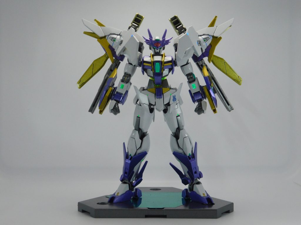 【フロントビュー】ダブルオースカイメビウスの素体が変わっただけ…という感じ。胸のダイダルキャノンは当初よりカラータイマーのような感じにしたかったので満足（笑）赤くは光りませんが、気が向いたら今度加工してみます。