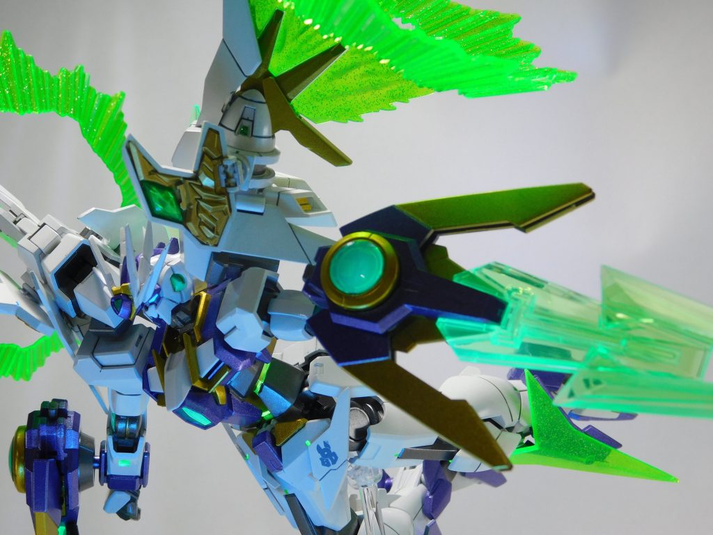 ex-epFINAL:infnity-無限-「サラ、行くよ! ユナイトコード・メビウス DIVE インフィニティ!!!」 「うん、リク!ユナイトーっ!!!」リクの叫びに呼応するように、インフィニティ・コアが爆発的に輝く。 サーライザーのアークドライヴが光の奔流となり、ダブルオースカイメビウスとドッキング。 収束する光の中で、頭部は新たな形へと変貌を遂げる。気づけば、サラはリクの隣(コックピット)にいた。「これが……僕たちの、最高のダイブだ!!」エース、アーク、メビウス。三つの魂が一つに重なる時、ビルドダイバーズの“最強”は、GBNの“最強”となるべくその姿を現した。背中にはすべての翼が揃い、胸のコアは限界を超えた純白の輝きを放つ。 もう、恐れるものは何もない。「トランザム・エタニティ!!」叫びと共に放たれたのは、凍てつくように温かい「青白い光」。 合計六つのGNドライヴとインフィニティ・コアを同期させた【GNヘキサ・ドライヴ】により、粒子の純度は究極に達し、空間そのものが共鳴を始める。リクは静かに両腕を広げた。その姿は、かつて世界を変えた伝説の機体を彷彿とさせる、救済の象徴。 背中のメビウスビームキャノンをGNソードⅡブラスターへドッキングさせ、巨大な砲門を構築する。「光になれ……! インフィニティ・メビウス・ブラスター!!」全ドライヴの出力がその一点に集約される。 「サラ、行こう!」 「うん、リク! 私たちの、無限の未来(あした)へ!」リクとサラ、二人の声が重なる。 「「インフィニティ・メビューム・シュート!!」」放たれたのは、もはや破壊の光ではない。すべてを優しく、力強く包み込み、停滞した世界を動かす意志の奔流。 それでもなお立ち塞がる概念の壁を、光の翼を纏った突撃――『インフィニット・エッジ』が両断する。光が収まったあと、そこにはボロボロになりながらも、誇らしげに空を見上げるダブルオースカイの姿があった。リクの……いや、ビルドダイバーズのダイブは、ここで終わらない。 この無限の空の向こう側へ、彼らはこれからも仲間と共に飛び続けるのだ。-完-ここまで計5回、駄文にお付き合いいただきありがとうございました!お気づきかと思いますが、エース・アーク・メビウスと偶然にもリクくんの機体がウルトラマン縛りだったことから今回の作品につながっております。なので、必殺技名もそちらからお借りしております。載せられなかった写真もあるので、そちらはXなどで公開したいと思います。ここまでやっといてなんですが、劇中の武装一つ再現し忘れてるwwww気にしないことにしましょう…。これが今年最初の作品であり、最後の作品になる可能性もあるので生暖かく見守ってくださいwwでは、またどこかで。