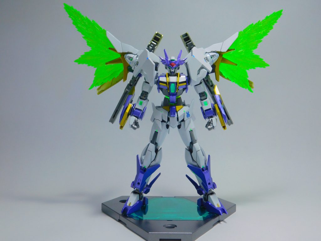 【光の翼展開状態】ダブルオーメビウスと大きく変わらない。消費するGN粒子を抑え、戦闘可能時間の延長が図られている。