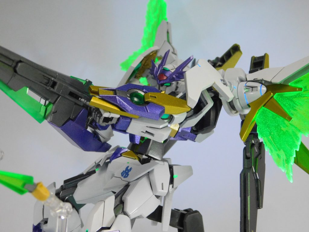 【GNソードⅡブラスター改】ダブルオーセブンソードの装備であるGNソードⅡブラスターを改良したもの。AGE-FXのCファンネルを2基装備しており、Cファンネルでの攻撃の他、銃口付近で高速回転させることにより、ビームの威力を上昇させることもできる。リクはこの攻撃方法を「メビューム・シュート」と名付けている。