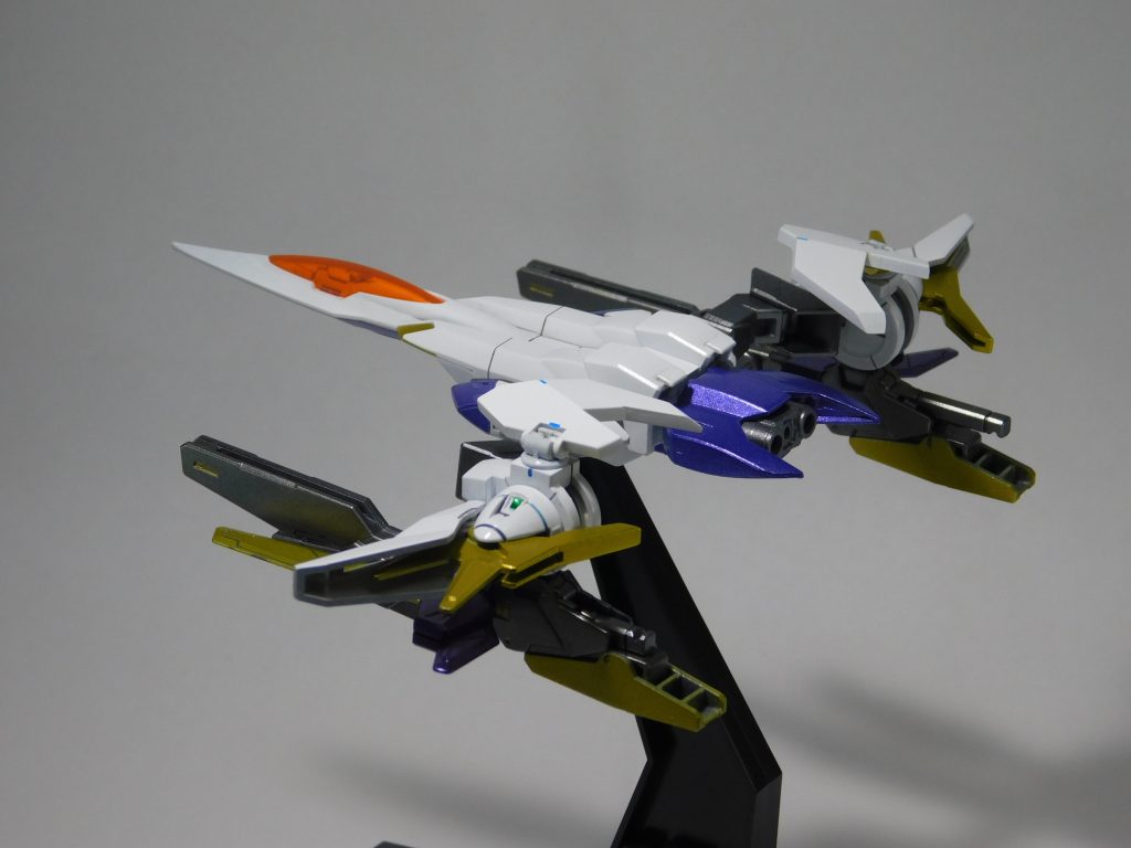 カメラの設定をいじったら、上の二機と色味が違くなってしまいました(gundam-kao10)なんかウルトラっぽい戦闘機に仕上がりましたね。