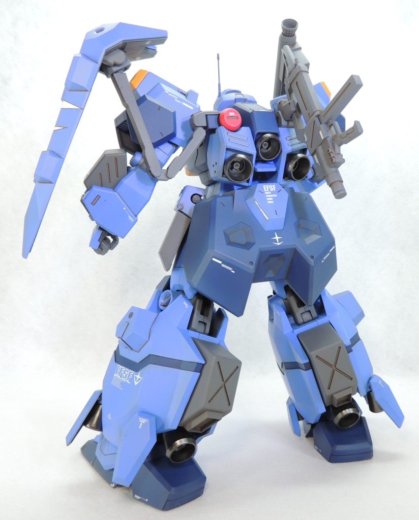 右背面の武器ラックと左背面のフレキシブル・シールド用アームはプラ板・真鍮線・ジャンクパーツ等で自作しました。武器ラックにはビーム・ライフル及びバズーカを装着できます。バズーカはジェガン(エコーズ仕様)から流用しました。フレキシブル・シールド用アームは、先端がボールジョイント接続で自由に可動します。