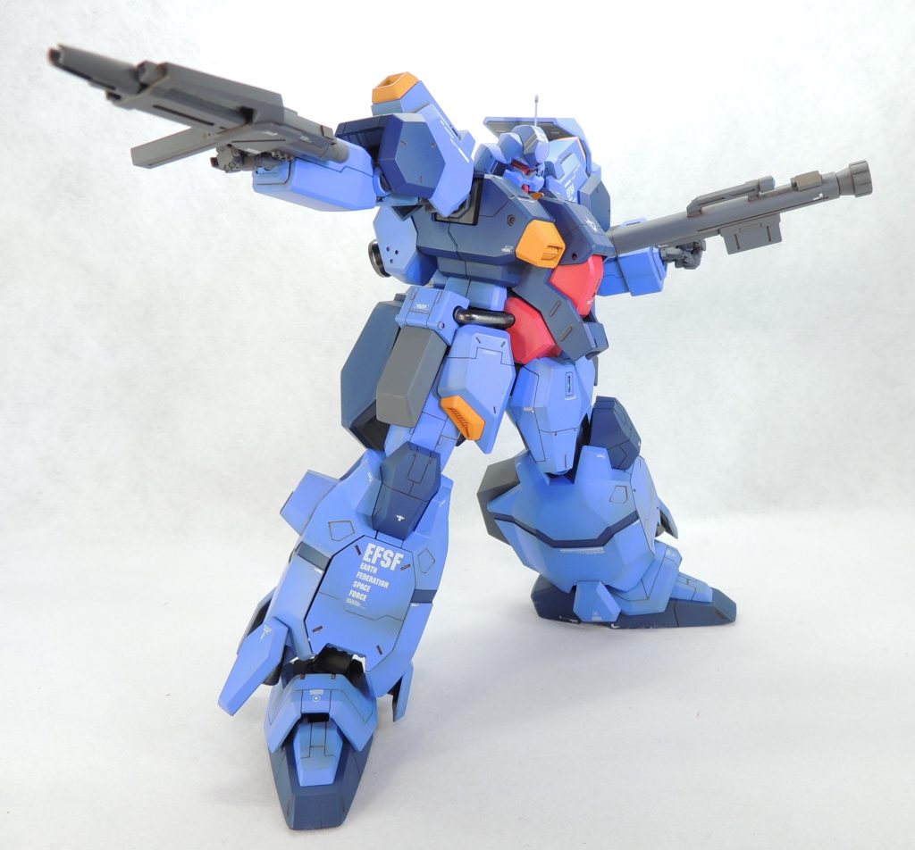 武器の握り手や拳は、ビルダーズパーツのハンドパーツを使用しました。武器保持用の左手が入っているので重宝します。