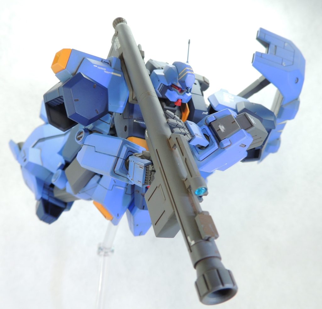 設定画を参考に頭部クレスト前方部分を大型化しました。アンテナおよびバルカン砲は、ハイキューパーツ製の金属部品を使用して精密感をアップさせました。