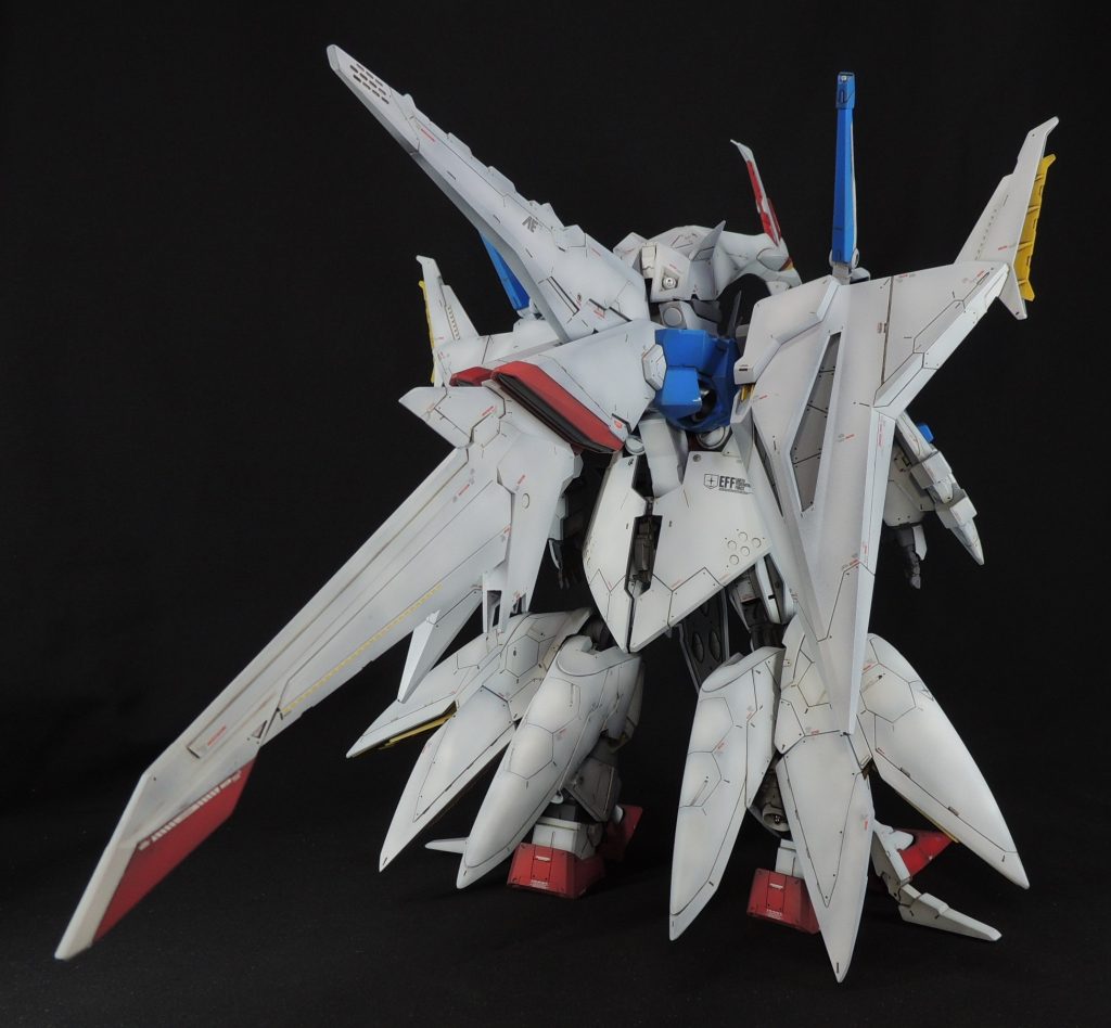 デカールは主にガンダムデカールを使用しています。「E.F.F」のロゴは模型雑誌ガンダムホビーライフの付録デカールも使用しました。