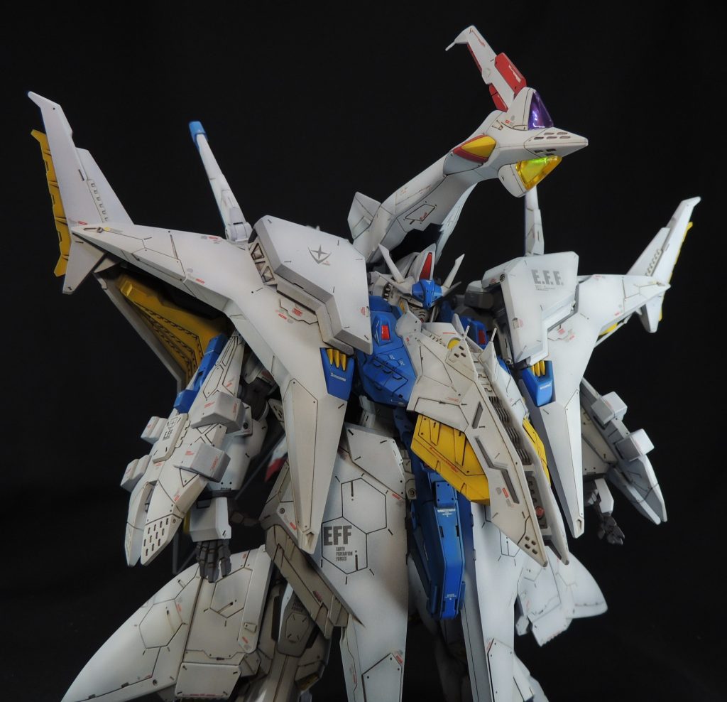 FFユニットの先端部分にあるパープルとイエローのクリアパーツは、内側に反射材を仕込みました。また、表面に透明レジンを塗布してツヤを出しています。