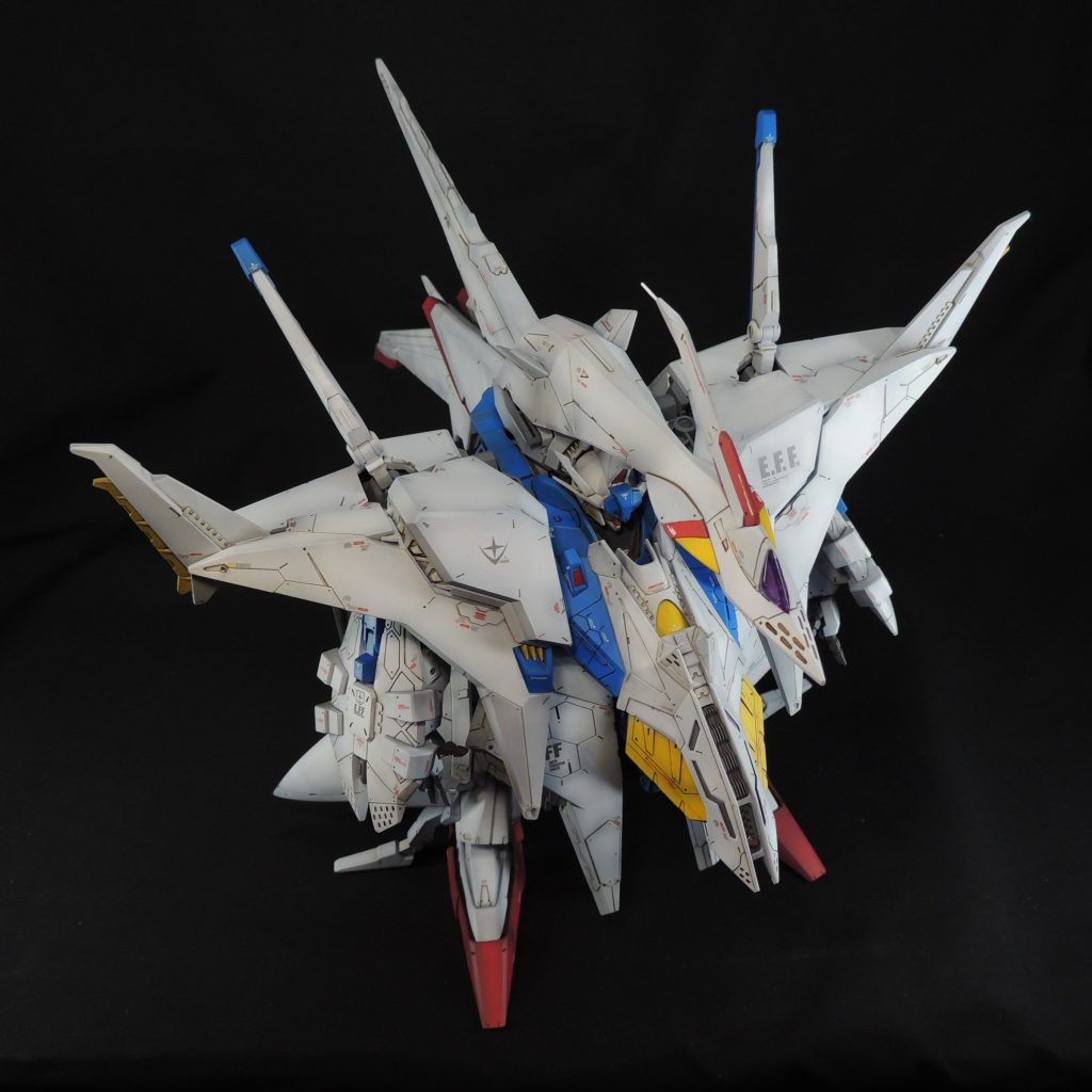 キット本来のモールドにスジ彫りを行ったり、プラ材を貼り付けるなどして、ディティールの追加を行うとともにスミ入れがしやすいように加工しました。