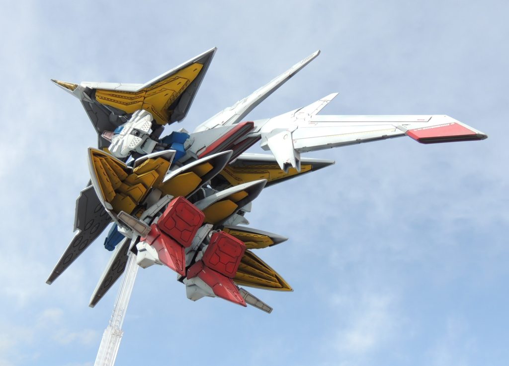 自然光のもと、野外撮影に挑戦しました。撮影日当日は時折日差しが見えるものの曇り空が続いており、かえって劇場の戦闘シーンの雰囲気に近づけたのではないかと思いました。