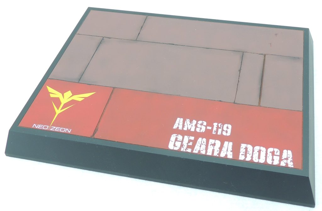 ■台座 キットには台座が付属していないため、タミヤのディスプレイベース・スモール(148mm×108mm)を使用しました。雰囲気としては、レウルーラの外壁をイメージしています。使用したデカールですが、ネオ・ジオンのマークはガンダムデカール、”NEO ZEON”のロゴはキット付属の転写シール、文字はスジボリ堂のチッピングデカールを使用しました。
