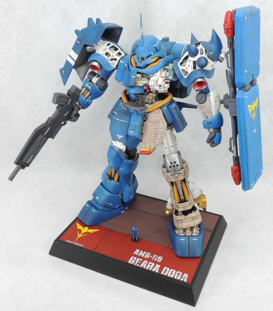 ■内部メカの塗装 内部メカとしての説得力を塗り分けで演出しました。塗料は全てラッカー系を使用し、ウッドブラウン+ホワイトで自作したウォームグレーを基調として、ホワイト、MSグリーン、金属色で塗り分けています。内部フレームの可動機構はそのまま残しているため、完成後も自由に動かしてポージングできます。