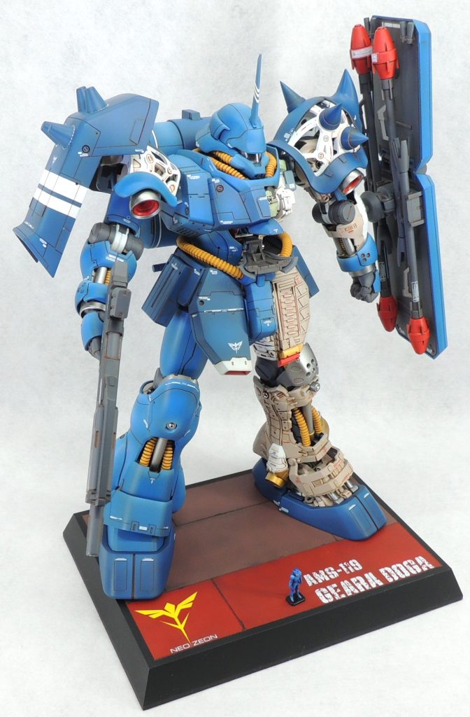 ■腰部・股間ブロック フロントアーマーの右側はスジ彫りやピンバイスの開口等によりディティールを追加しました。その左側は内部メカが露出した状態を再現するため、外装を取り外してプラ板、プラ材、プラ棒等を貼り付けました。 股間ブロックの外装はハイパーカットソーで中央を切断した後に断面をヤスリで整えており、内部メカと外装との隙間が大きい箇所にはプラ材による自作パーツを貼付けました。