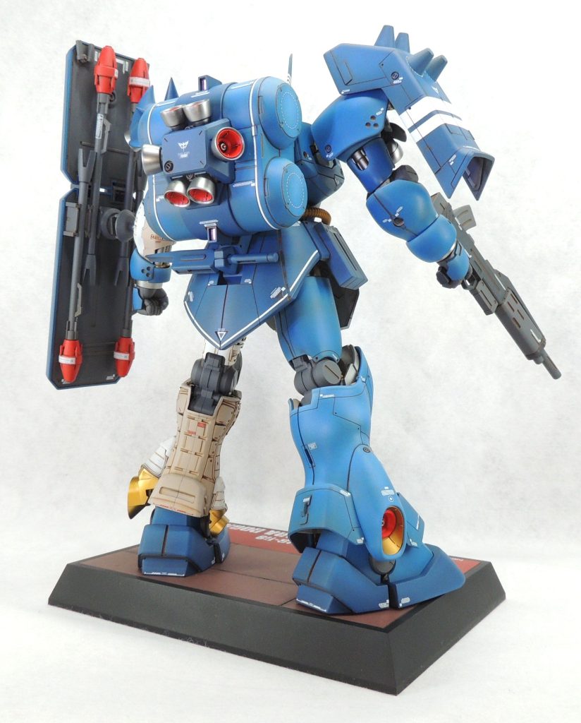 ■ランドセル スジ彫りやプラ材の貼付けによりディティールを追加しました。当初はランドセル内に電池ボックスを設置するつもりでいましたが、胸部の空間に収まったため、無改造としました。