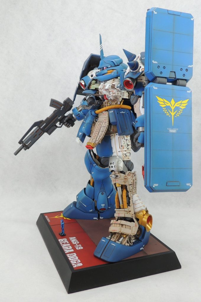 ■フィギュア 製作したフィギュアは2体で、パイロット用ノーマルスーツ姿のレズン・シュナイダー少尉の立ち姿とコクピットの着座姿勢です。極細の面相筆を用いたラッカー塗料による筆塗りで、エナメル塗料のダークブラウンでスミ入れをしました。言わないと分からないレベルの改造ですが、着座姿勢のフィギュアの手元はカバーで隠しています。逆シャアの劇中、ロンド・ベル隊のMSのコクピットはアームレイカーが露出していますが、ネオ・ジオン側はすべて手元が見えないようカバーが付いているため、再現することにしました。