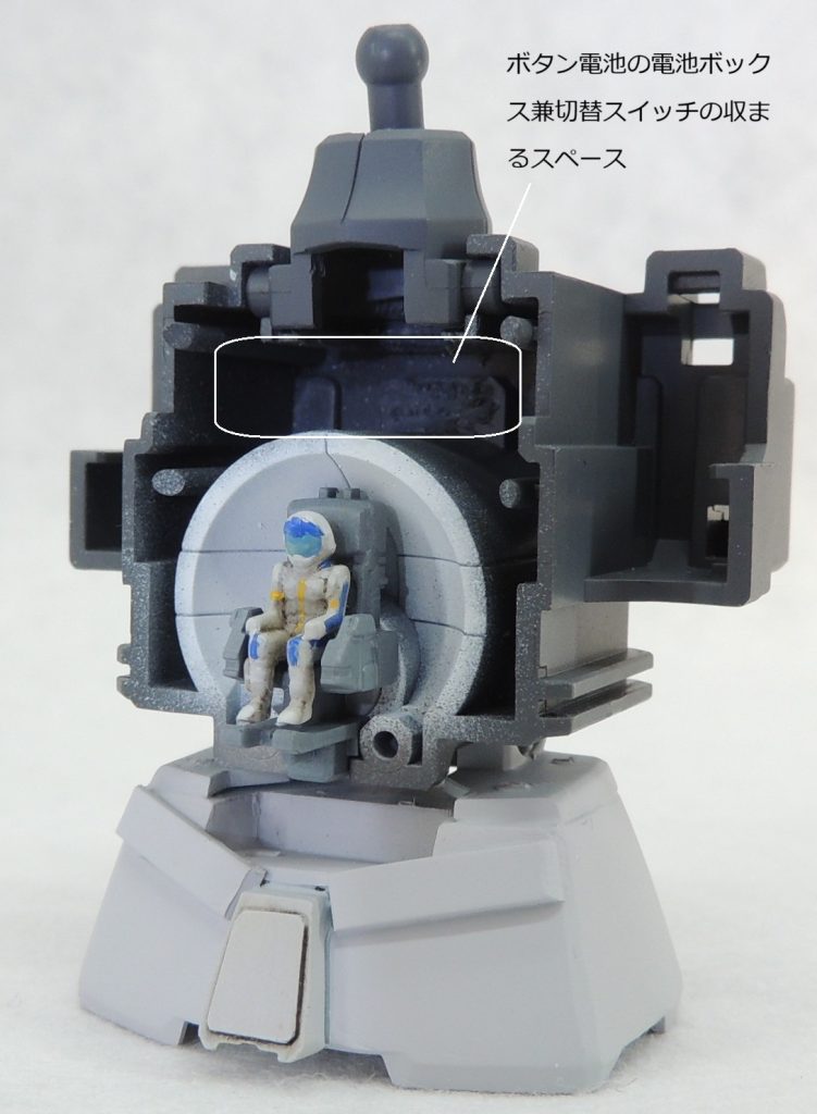 ■腹部　腹部はプラ板の積層を挟んで上下に5.0mm延長工作を行い、プロポーションを変更しました。腹部の横スイング機構及び腰部のボールジョイント接続は、上半身の自重に負けてヘタリやすく、ポーズが上手く決まらなくなる要因になるため、解決策として「パーマネントマットバーニッシュ」を適量塗布して剛性を確保しました。　なお、腹部の延長工作により、腹部と胸部の間を深く曲げることができるようになり、無改造の状態と比較してより腰の入った立ち姿でディスプレイが可能となりました。■フィギュア　製作したフィギュアはパイロットスーツ姿のレーン・エイム1体です。極細の面相筆を用いたラッカー塗料による筆塗りで、エナメル塗料のダークブラウンでスミ入れをしました。