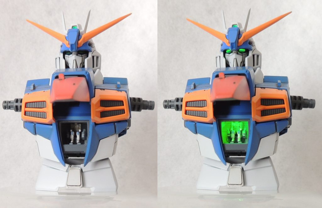 ■頭部　頭頂部メインカメラのパーツの上面をカットして、ゼータガンダムの形状に寄せました。ツインアンテナは裏面に0.5～0.6mmの溝を彫り、0.5mm真鍮線を瞬間接着剤で接着後、金属ヤスリで注意深く削り込んでシャープに整形しました。アンテナ裏側に真鍮線を貼り付けたことにより、先端を先鋭化するとともに、転倒等のアクシデントで簡単に折れないように強度を確保しました。　フェイス部はMG1/100ゼータプラスのパーツを削り込んで流用しました。ツインアイの中央部分に緑色LEDを1灯設置し、配線は首から胸部に逃がしています。MGのガンダムタイプのMSはツインアイがクリアパーツであることから、電飾作業をしやすかったです。