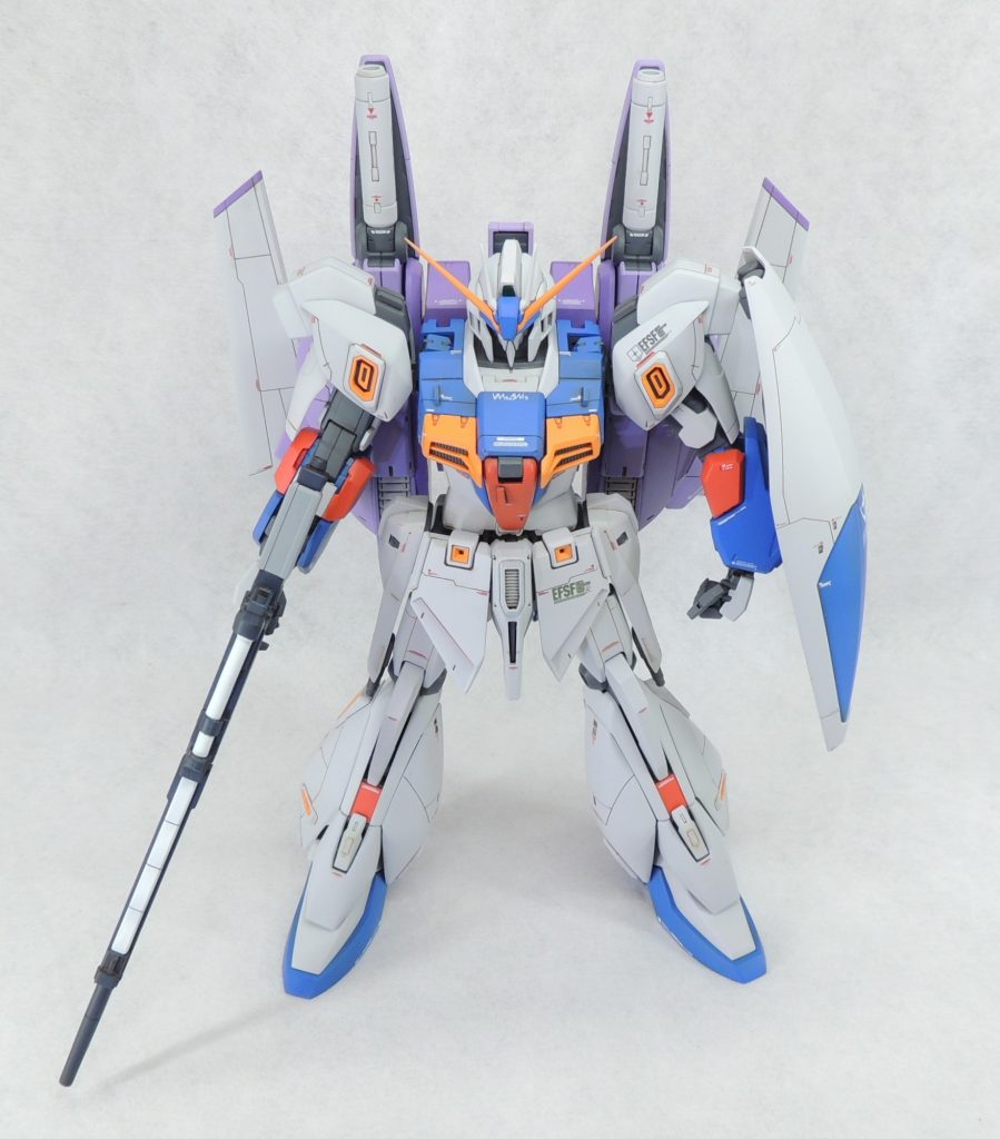 ■腰部　フロント・アーマーとリア・アーマーは、ともにバンダイエッジを除去した後にスジ彫りを行いました。フロント・アーマー側面にプラ材を貼り付けることで、足の付け根が見えなくなるように改造しています。