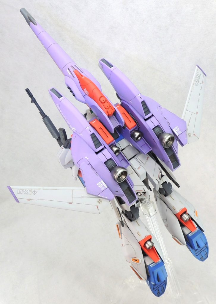 ■バック・ウェポン・システム　各所にスジ彫りを追加しました。将来の拡張性やリペイント等を考えて、バック・ウェポン・システムはすべて接着を行わずに組み立てています。MS形態時に大きく横にせり出した可変後退翼が気になったので、思い切って左右のパーツを入れ替えて可変前進翼に変更しました。好みで翼の先端部分をカットし、サイズを一回り小さくして印象を変えています。&nbsp;