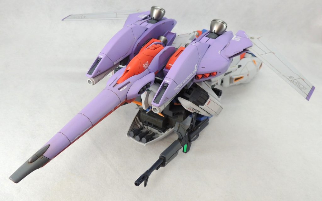 ■カラーリング　基本的に「キルケーの魔女」の劇中イメージを踏襲していますが、レーン・エイムのパイロットスーツのカラーリングをキーとして、レーンのキャラクターとしての清廉さや若さをヒロイックな方向で表現したいと考え、以下のとおり調色しました。・本体ホワイト…ホワイト＋ブラック少々＋レッド少々・本体ブルー…コバルトブルー＋レッド少々・本体レッド…RX-78レッドVer.アニメカラー＋イエロー少々・本体グレー…メカサフスーパーヘヴィ＋ブラック少々・本体パープル(BWS)…(濃)エヴァパープル、(薄)MSパープル・本体イエロー…エヴァオレンジイエロー＋レッド少々・ライフル類…ダークブルーイッシュパープル・カメラアイ…蛍光イエローグリーン・各ノズル…スーパーアイアン2　なお、近年の自分の作風は、カラーモジュレーション塗装(※同一面にシャドウとハイライトを入れて立体感の強調を狙う技法)を積極的に取り入れていますが、今回はいわゆるベタ塗りで仕上げてみました。■つや消し塗装について　仕上げとして、水性塗料のつや消しをガイアカラーのプロユースシンナーで希釈してオーバーコートしました。あくまで自己責任での使用ですが、水性塗料のつや消しをシンナーで溶いて吹き付けると、乾燥後の塗装面は完璧なつや消しとなります。